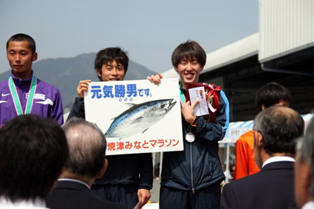 千葉優選手と本田選手の表彰写真
