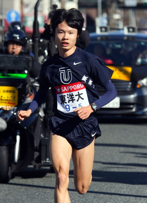 箱根の山上りを激走する柏原選手